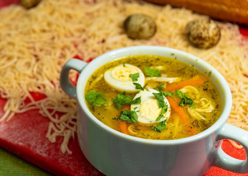 Куриный бульон с яйцом пашот