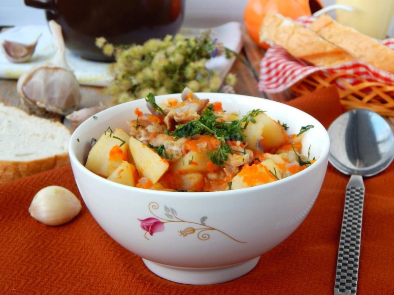 Жаркое из курицы в горшочках