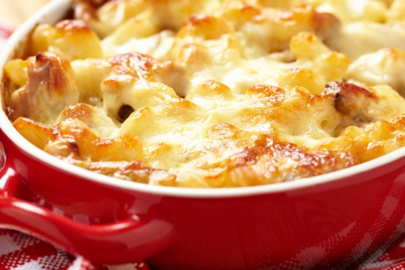 Картофельная запеканка с колбасками