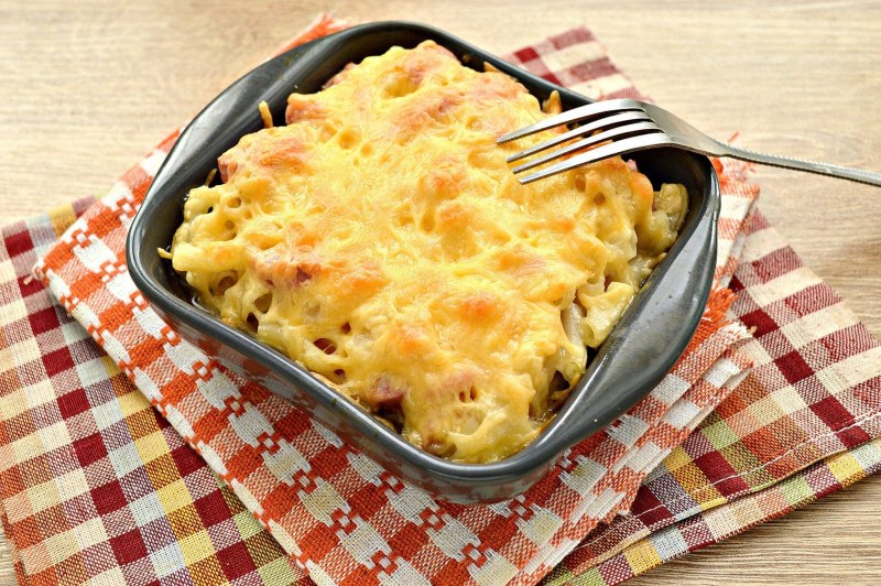 Макаронная запеканка с индейкой и беконом