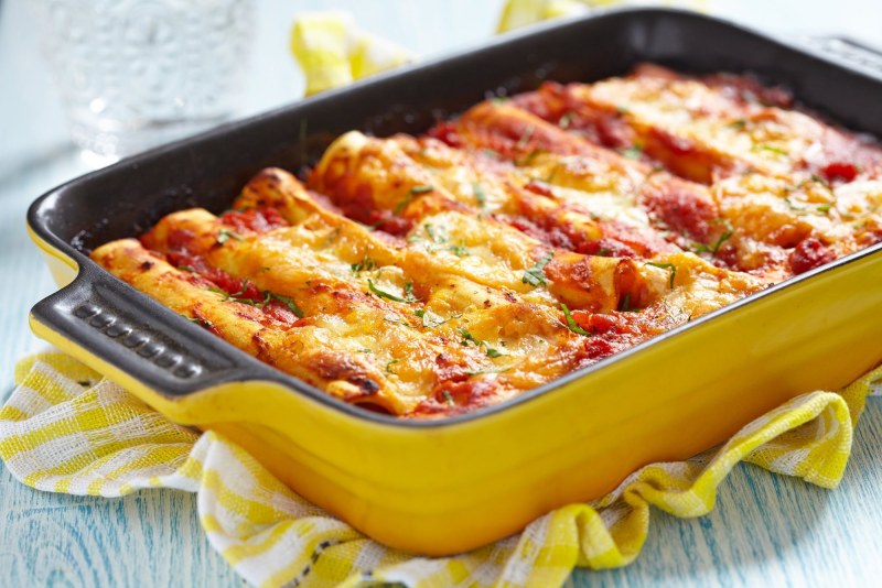 Запеканка из макарон в духовке с курицей и сыром и помидорами