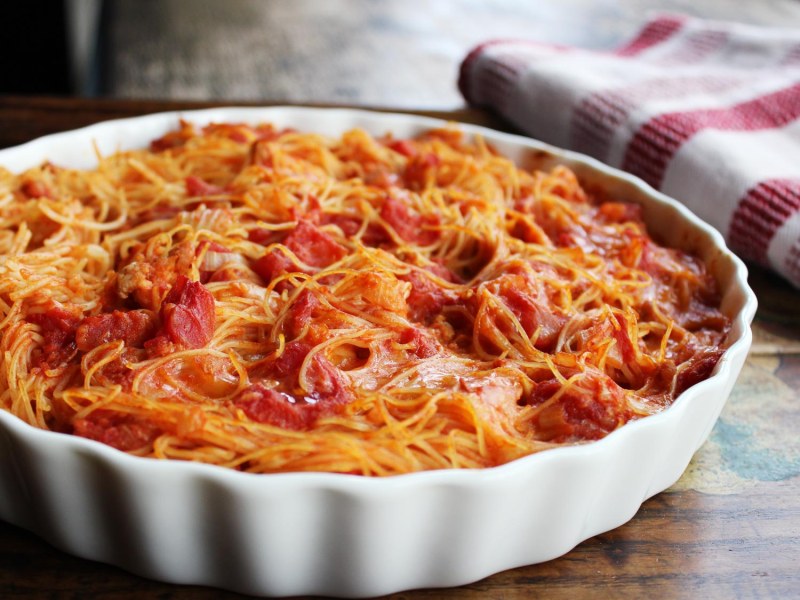 Говядина запеченная с макаронами