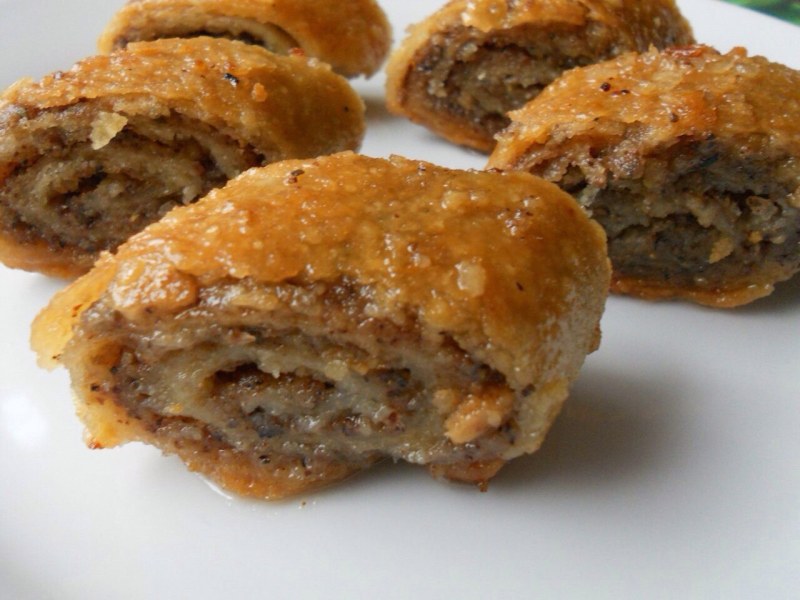 Пирог с грецкими орехами и сгущенкой