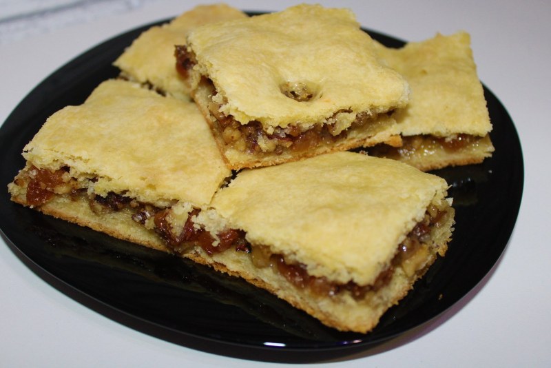 Медовик с черносливом и грецкими орехами