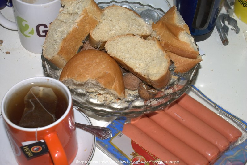 Чай с хлебом и колбасой