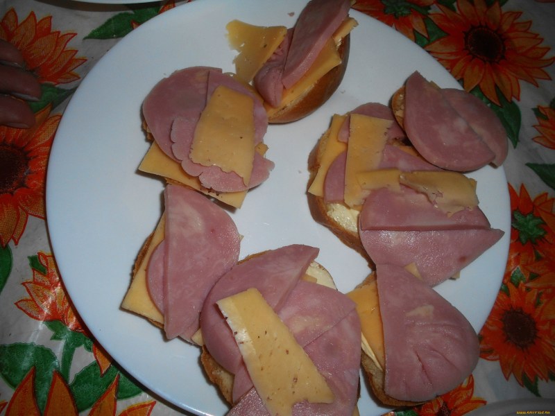Кармашки из хлеба с сыром и колбасой