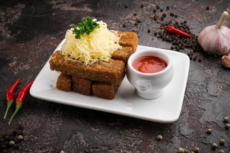Гренки с чесноком и сыром