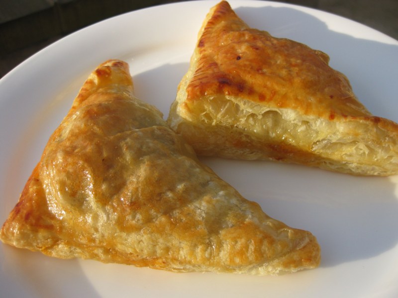 Слоеные пирожки с мясом