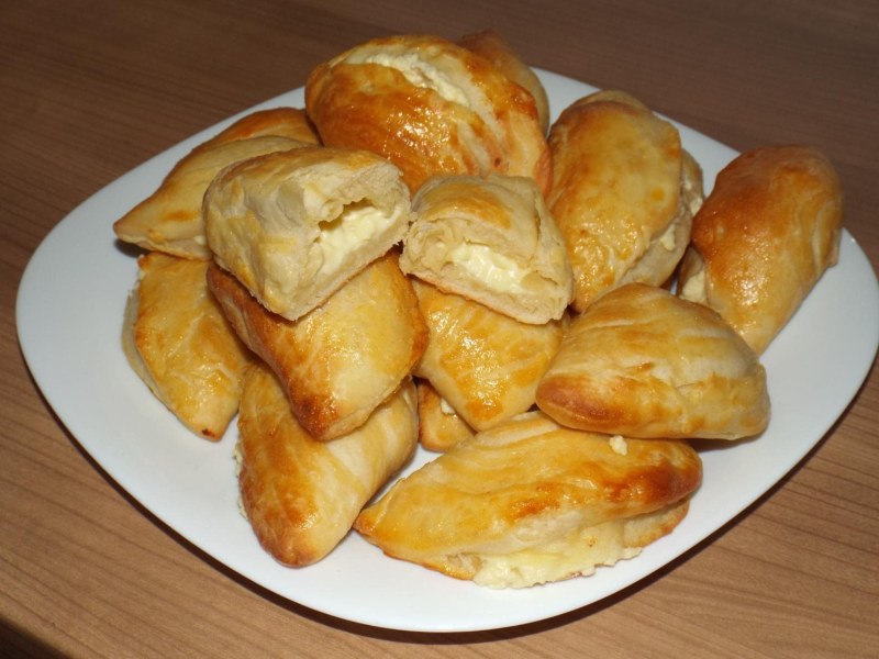 Слоеные пирожки с сыром