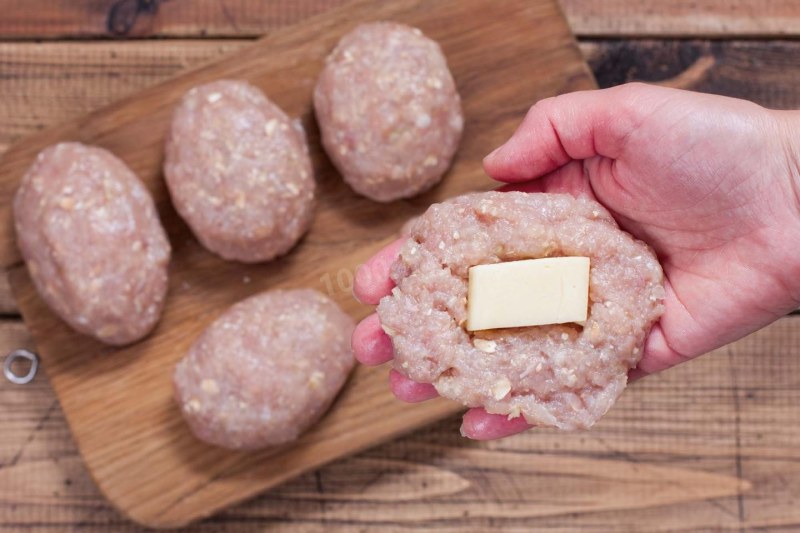 Куриные котлеты с сыром внутри