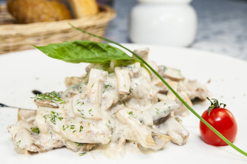 Куриная грудка с грибами в сметанном соусе