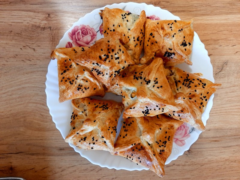 Конвертики с колбасой и сыром