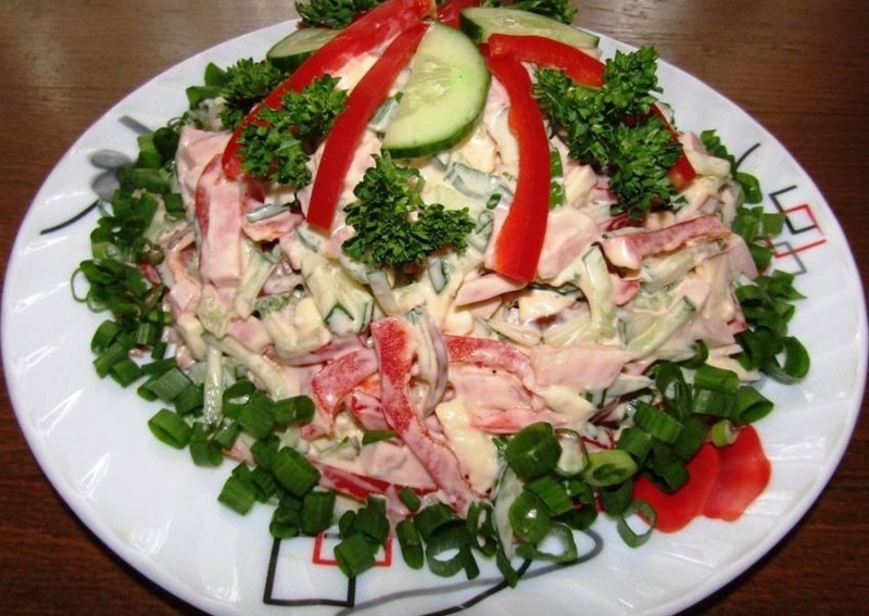Салат с копченым сыром