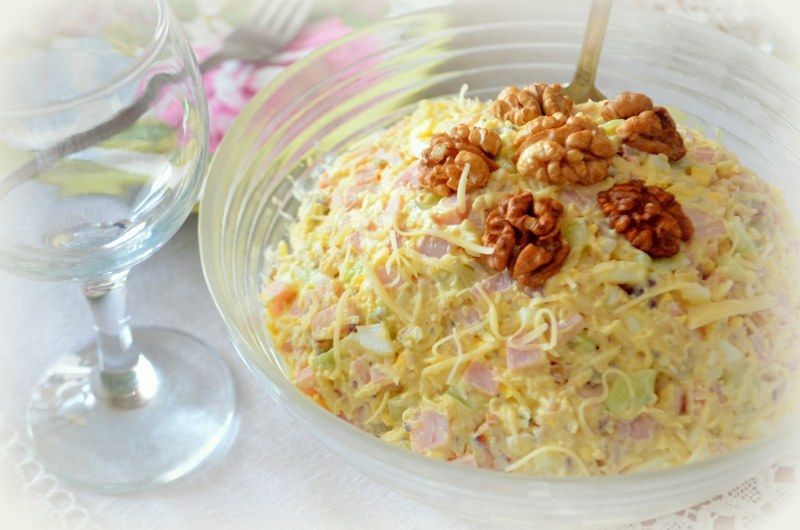 Салат с грецкими орехами и ветчиной и сыром