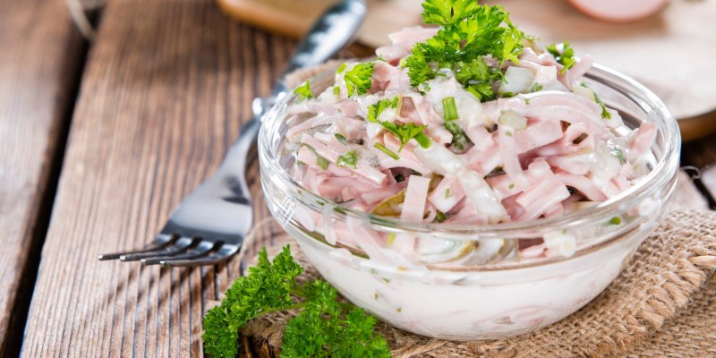 Салат с кальмарами и горошком