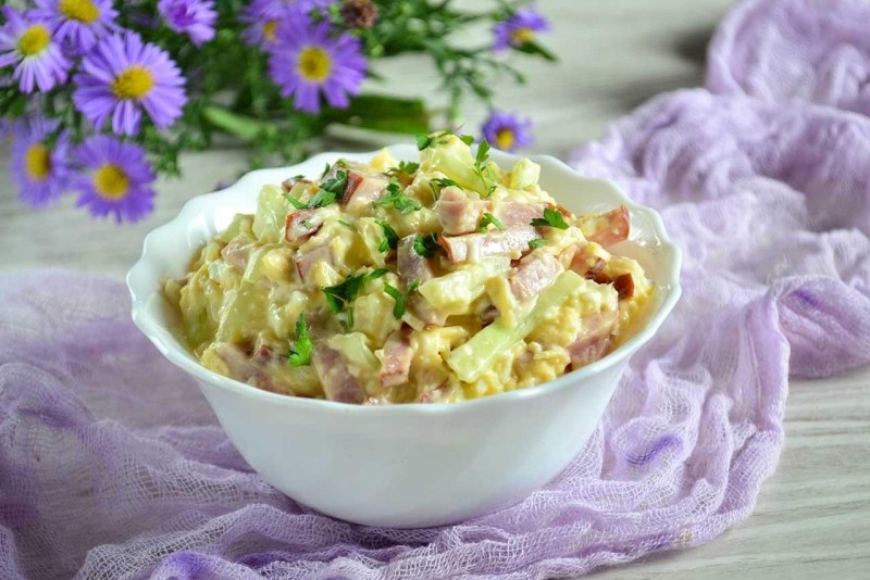 Салат с ветчиной и кукурузой