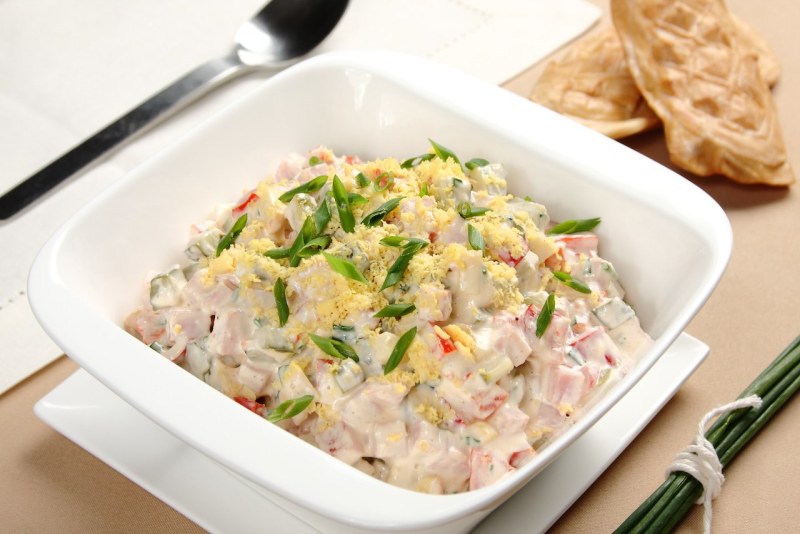 Салат с курицей и ветчиной