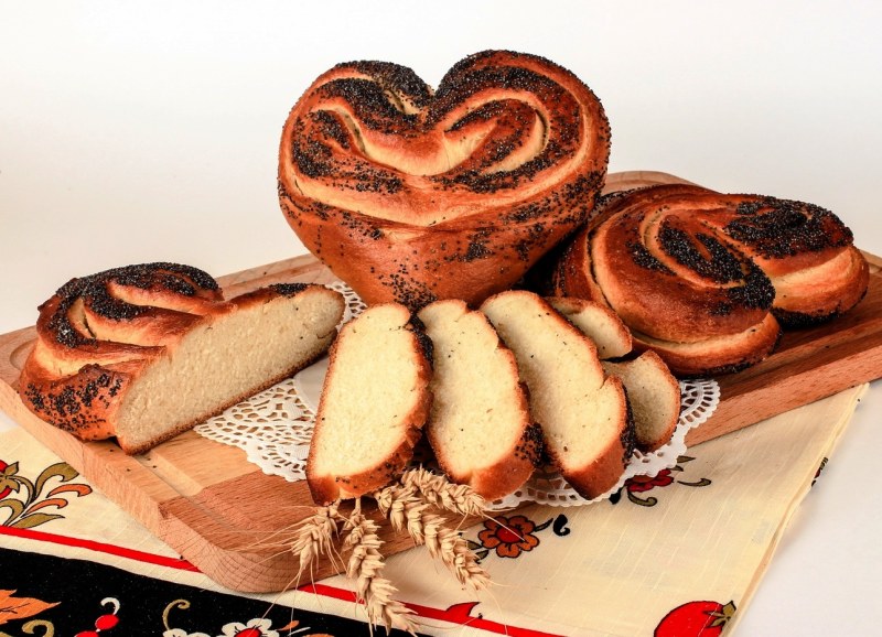 Булка с маком сердечко
