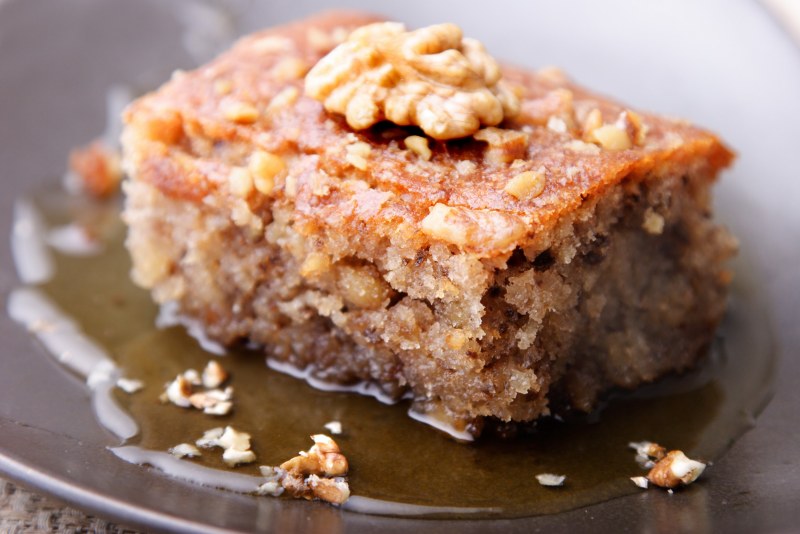 Выпечка с финиками и орехами