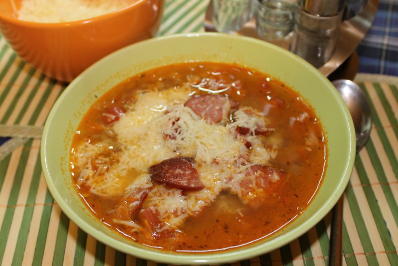 Чечевичный суп с копченой колбаской и чесночком
