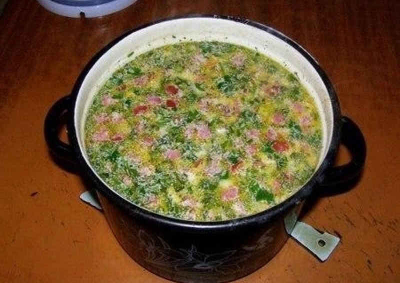 Горячий сырный суп с колбасой