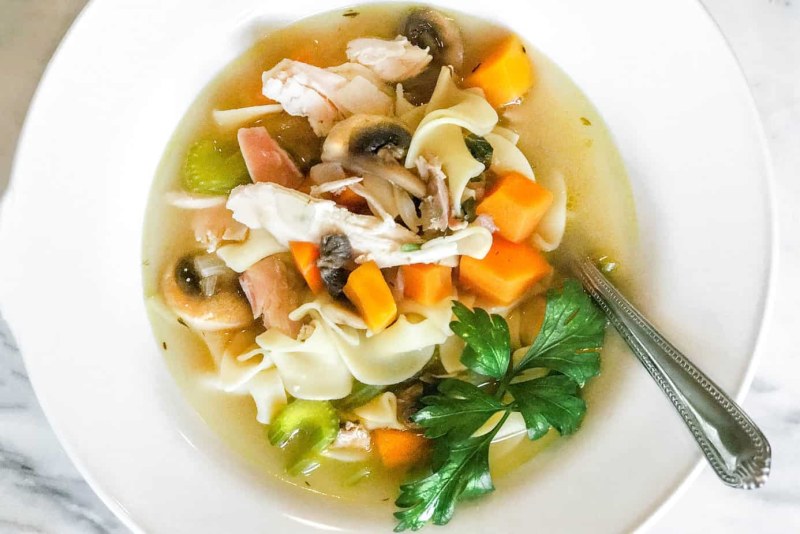 Грибной суп из шампиньонов с картофелем и курицей и вермишелью