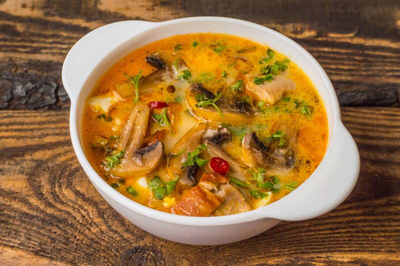 Гороховый суп с курицей и грибами