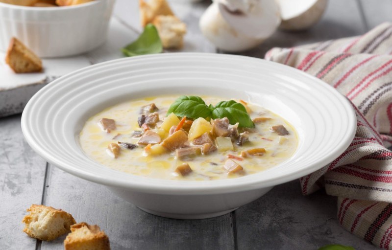 Сырный суп с курицей и гренками