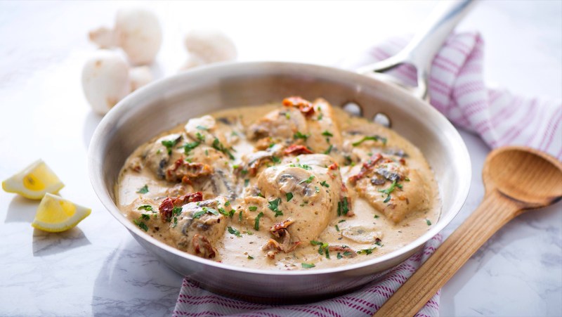 Лисички с курицей в сливочном соусе