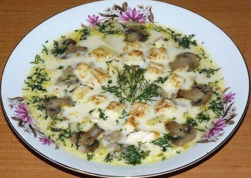 Суп с сыром и грибами и курицей
