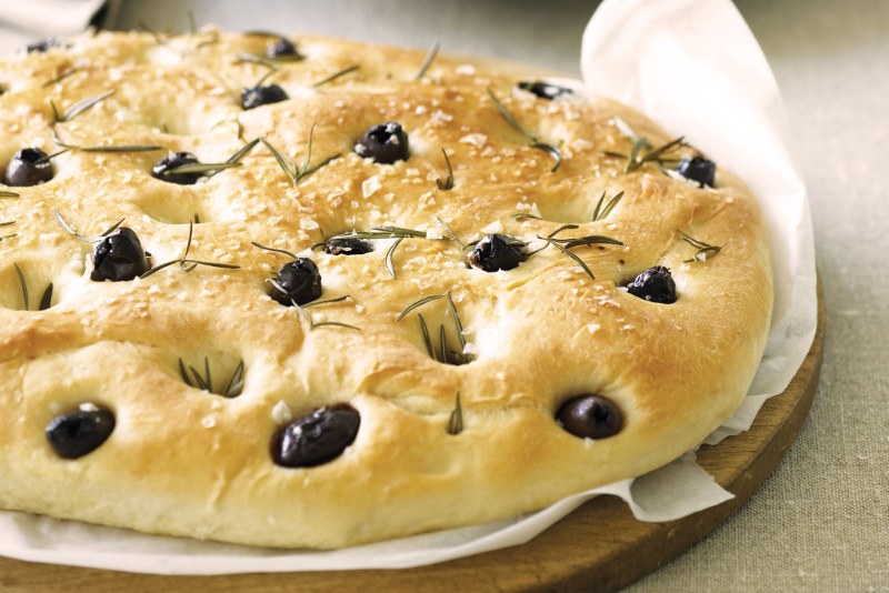 Фокачча с оливками и розмарином