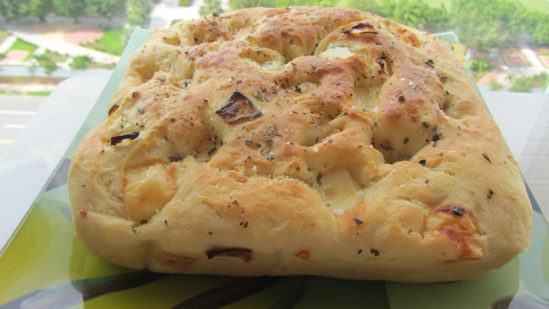 Фокачча с жареным луком и сыром