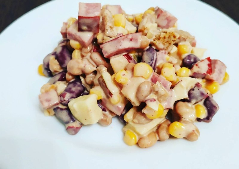 Салат с фасолью и сухариками и колбасой и кукурузой
