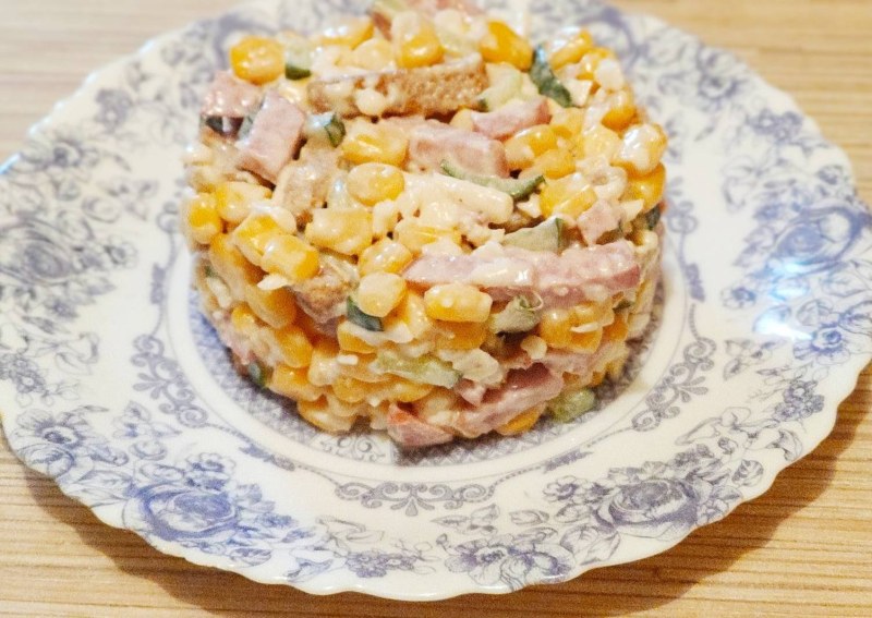 Салат с сухариками и кукурузой