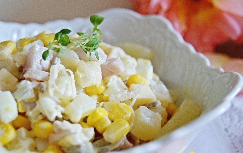Салат с ананасом и курицей копченой и сыром