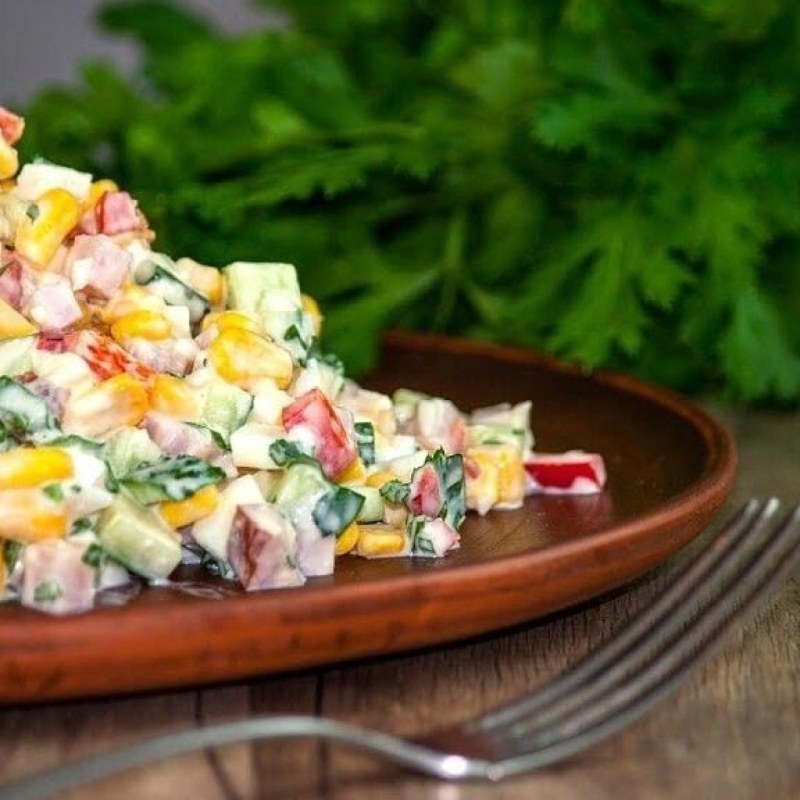 Салат с ветчиной и болгарским перцем и кукурузой