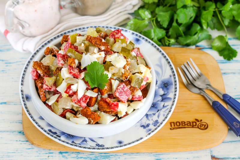 Салат с кириешками и колбасой