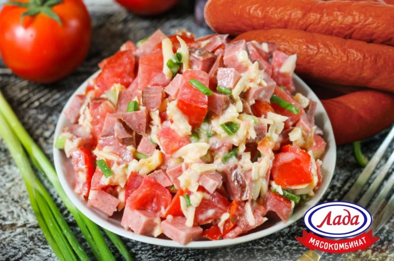 Грузинский салат с колбасой и помидорами и с сыром