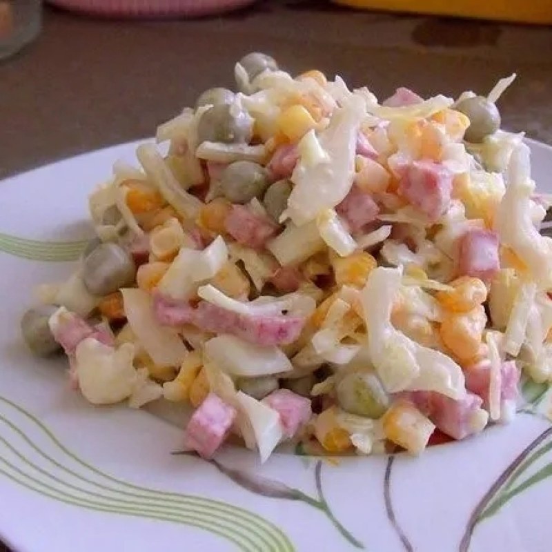 Салат с чипсами и кукурузой и колбасой