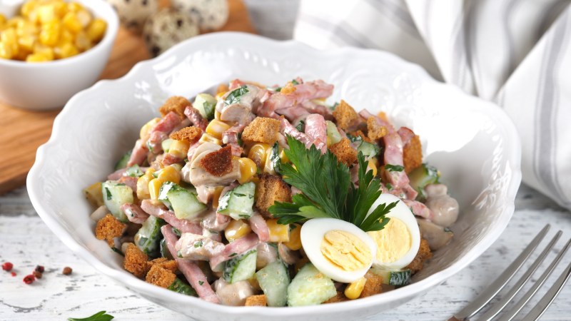 Салат с кукурузой и колбасой и яйцами