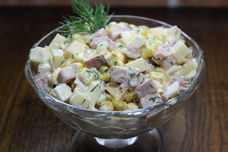 Салат с колбасой сыром и кукурузой