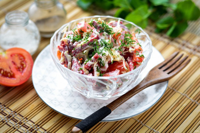 Салат с копчёной колбасой и помидорами