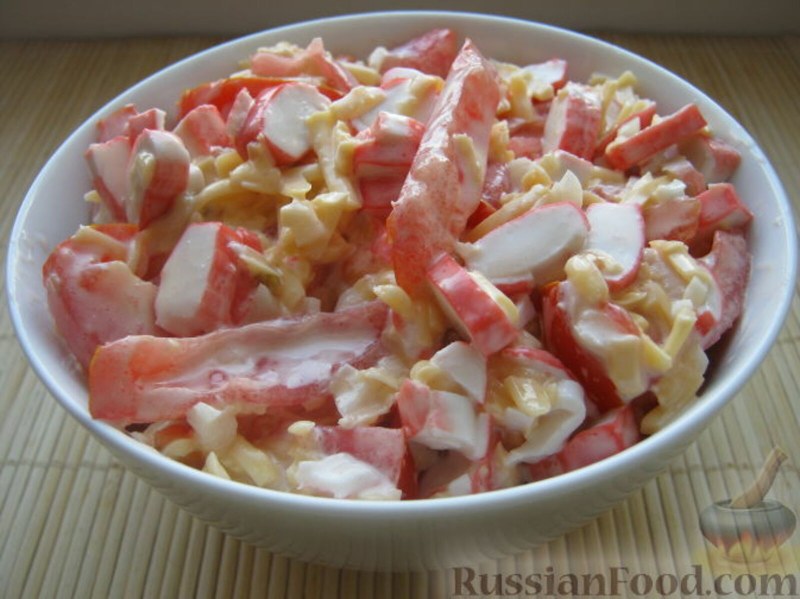 Салат море с крабовыми палочками и помидорами