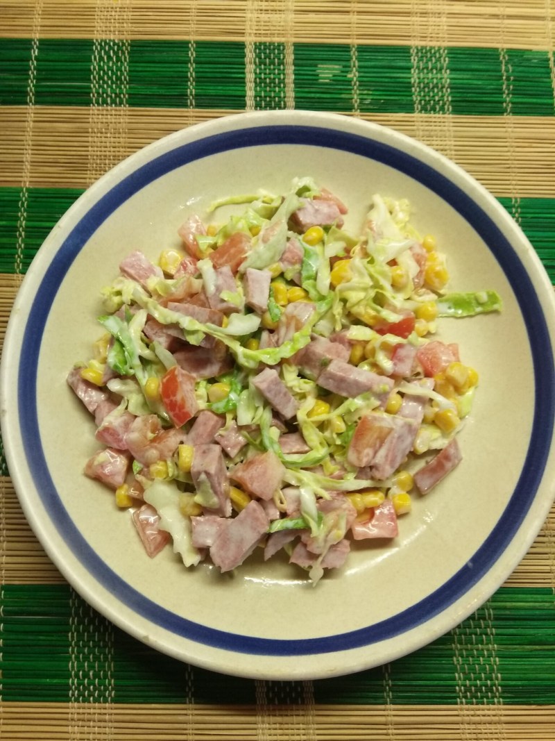 Салат капуста кукуруза колбаса