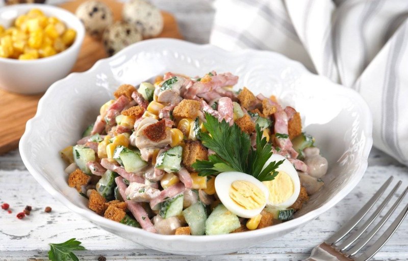 Салат из фасоли с сухариками и кукурузой