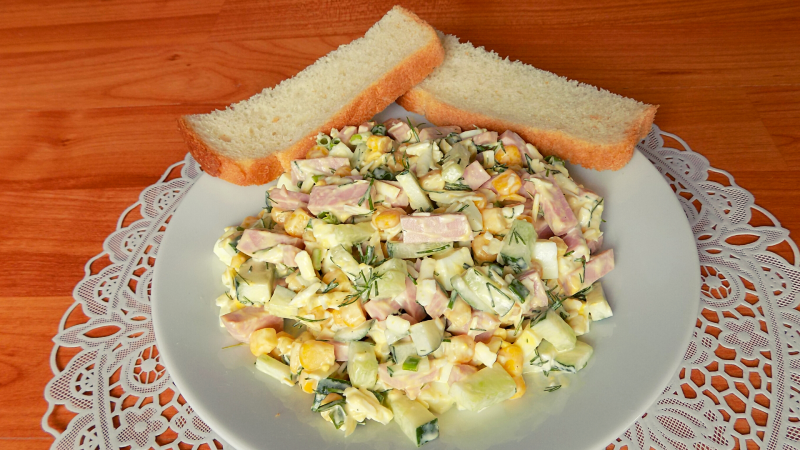 Салат с крабовыми палочками и колбасой