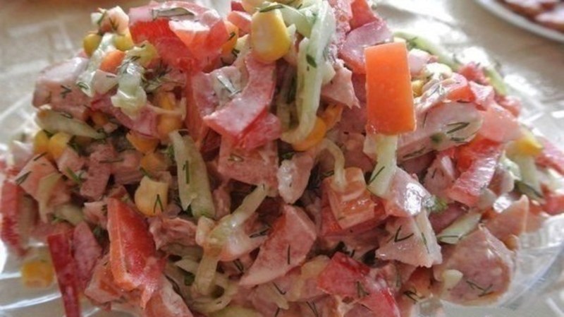 Салат с копченой курицей и помидорами
