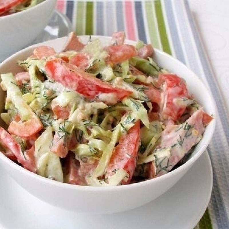 С маком помидорами и копченой колбасой и свежими огурцами