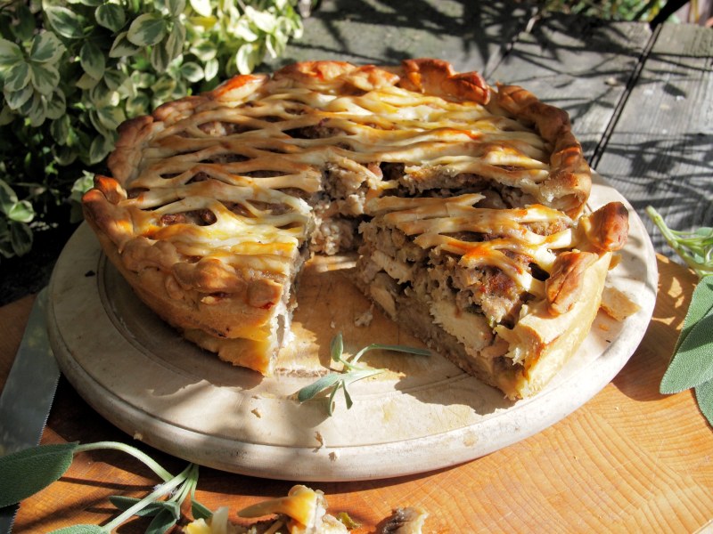 Пирог с курицей и грибами