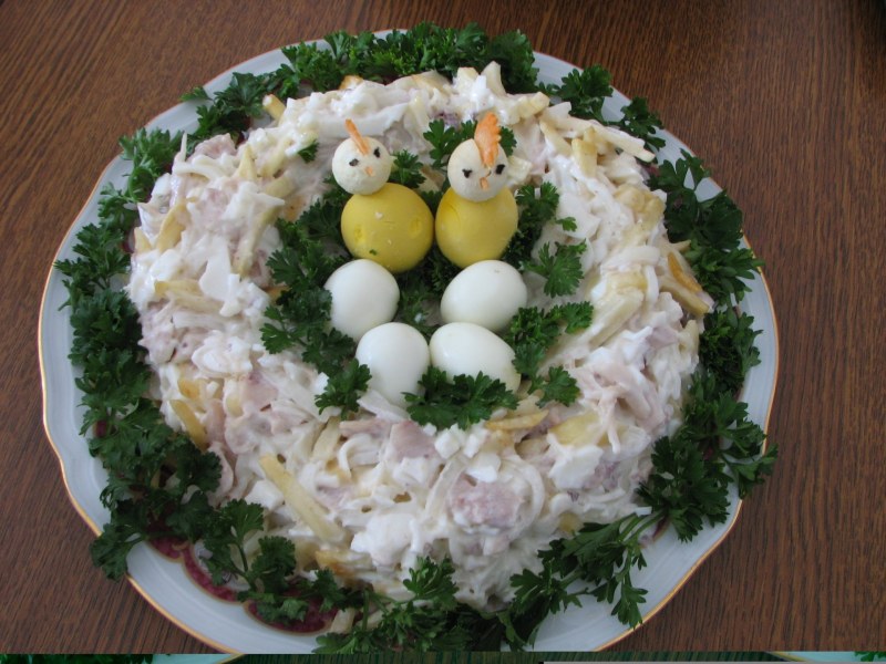 Салат гнездо глухаря с курицей